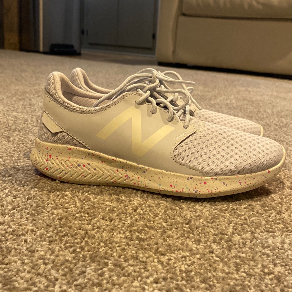 Girls New Balance FuelCore Coast Tennis Shoes Size 4.5 Youth
